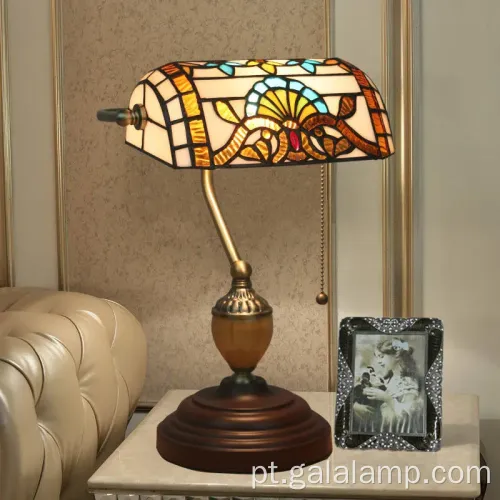 Luzes bancários europeus para o ambiente nostálgico